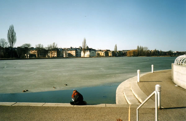 Copenhagen, il lago ghiacciato dietro il planetario e - toh - una ragazza con i capelli rossi - 28 Jul 2004